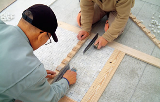 図版：モネ展示室の床材の仕上げ作業