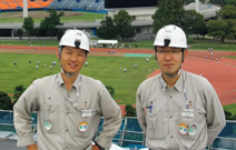 図版：矢作貴工事課長（右）と下山陽平工事係