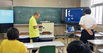 写真：旧校舎に開設されたデモ教室。ICTの普及を図るべく，教員にはここで実際に機器を使用してもらった