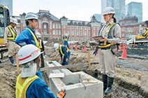 写真：職人さんに指示を出す村上さん