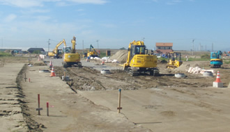 写真：地区内幹線道路直下に敷設されるインフラ工事の様子