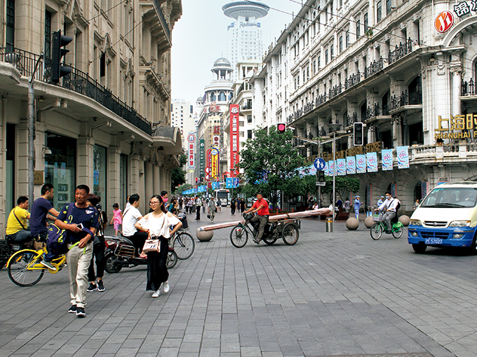 写真：中国有数の繁華街，南京路