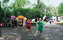 写真：中山公園で舞踊の練習をする女性たち