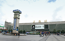 写真：威容を誇る国鉄上海駅と南口広場