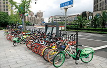 写真：国鉄上海駅北口広場の通り沿いに並ぶシェアリング自転車