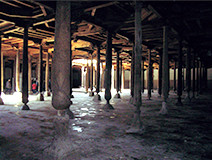 写真：10世紀に建てられた多柱式木造建築ジュマ・モスクの内部