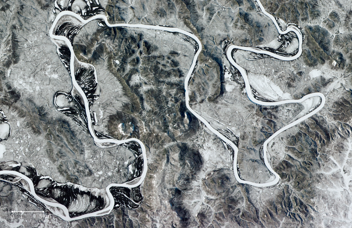 図版：凍てつく大地を蛇行する（ナカンノ，ロシア）