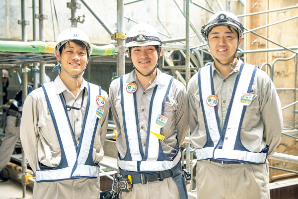図版：左から奥田一馬工事係，藤原資也工事係，浅子将行工事係
