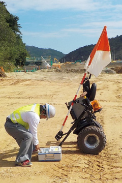 図版：盛土の品質検査では，測定器を積みセグウェイで移動することによって効率化を図った