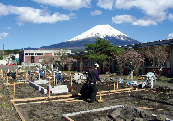 図版：土木の屋外実習（富士教育訓練センター）