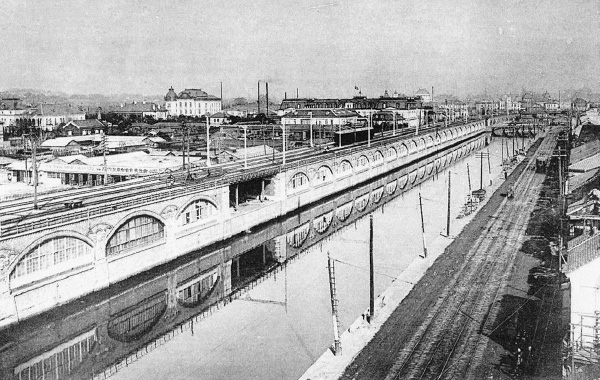 図版：完成当時の新橋駅付近の高架橋，正面奥の洋館は帝国ホテル