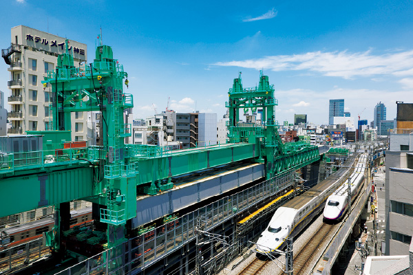 図版：東京駅と神田駅の中ほどに組みたてられた架設機