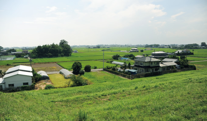 写真：いまから63年前の9月，関東，東北地方に記録的な大雨を降らせたカスリーン台風で，利根川のこの場所が決壊。未曾有の大水害をもたらした。いまは，民家を見下ろす高さの堤防が築かれている