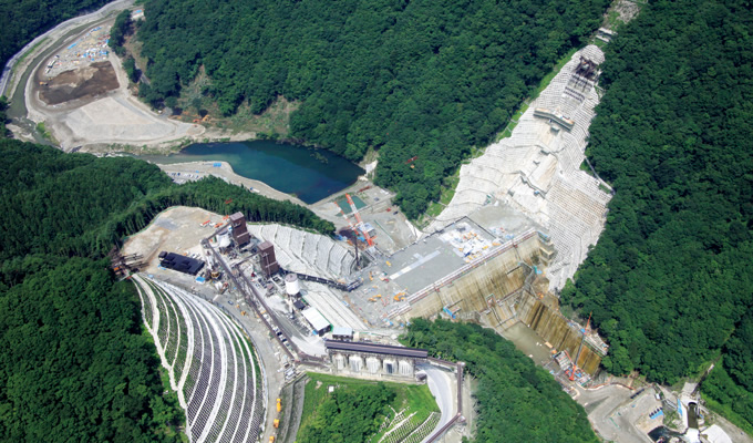 写真：鬼怒川上流部では，4つ目の湯西川ダム建設が進んでいる。当社のダム技術の歴史が積層するダム群の集大成となる。相互に補完しあって，下流域の洪水被害軽減などに一層の貢献を果たす