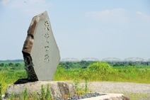 写真：カスリーン台風決壊現場の碑。「決潰口跡」と書かれた石碑は，戦後の関東地方が体験した大洪水の記憶として建てられた