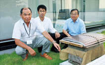 写真：左から生駒豊作理事，佐野勝之工事事務所長，平瀬佳都雄副所長