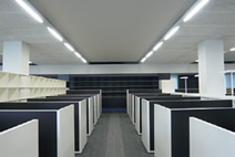 写真：鹿島技術研究所 本館 研究棟のオフィス空間。中央天井面に添って空気が流れ部屋全体を空調する