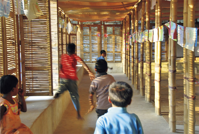写真：竹で構成された校舎の2階は教室の奥まで光が差し込む