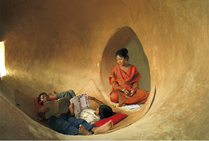 写真：コブで塗り固められた洞窟の空間では勉強もはかどる？