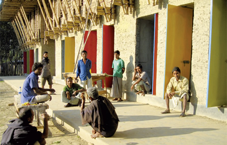 写真：学校建設を通じて住民たちが独自の工法や材料の使い方を体得したことで，村には新しい建物が増えはじめた