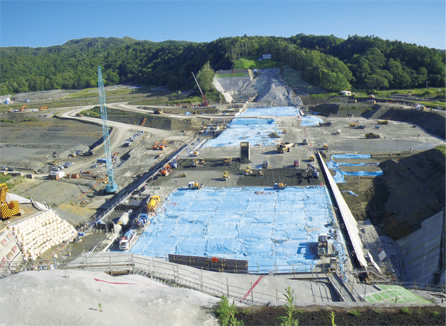 写真：堤体構築の様子。ダムの建設は地域住民が待ち望んだ事業（右岸から）