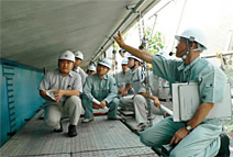 写真：青森県では策定した維持管理計画に基づいて，着実に維持・補修工事が進められている