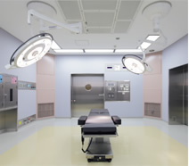 写真：東埼玉総合病院に適用された手術室内観