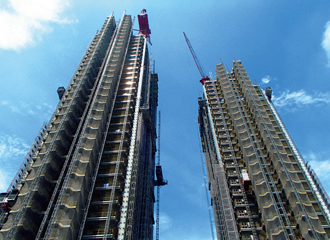 図版：工事の現況写真。完成すれば台北で最も高いマンションのひとつとなる予定