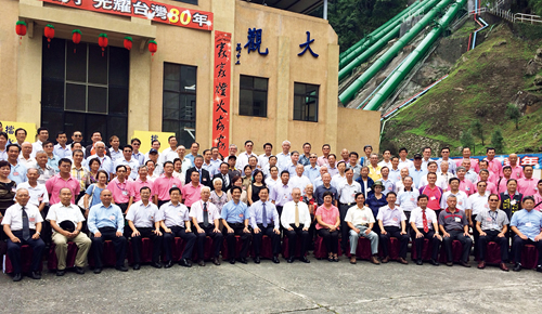 最前列左から9人目が呉敦義台湾副総統，同8人目に台湾電力黄重球董事長，黄董事長左斜後方に田代副社長，その左に出浦所長