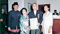 写真：鹿島守之助会長は日本人初のインドネシア共和国の功労勲章を受章（1969年）