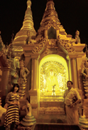 写真：鹿島愛に溢れるミャンマー営業所のウィン・ミン・テインさんと，ミャンマーのシュエダゴン・パゴダを参拝