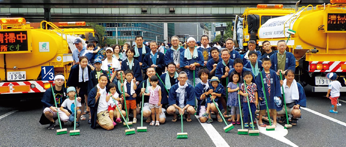 写真：「日本橋橋洗い」に参加した社員ならびに家族