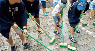 写真：デッキブラシで丁寧に日本橋を清掃した