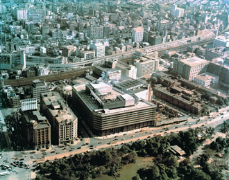 写真：竣工当時の日比谷三井ビル（中央）。左に隣接する三信ビル