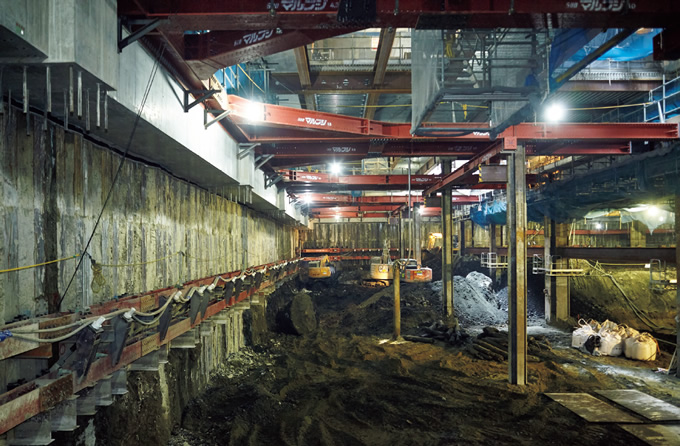 写真：大空間を確保でき施工性が向上した地下工事の様子（2016年2月）