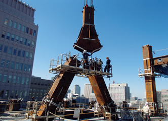 写真：トランスファー鉄骨建て方の様子