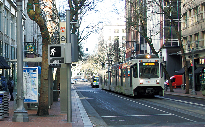 写真：公共交通優先のトランジットモールを行くMAXグリーンライン