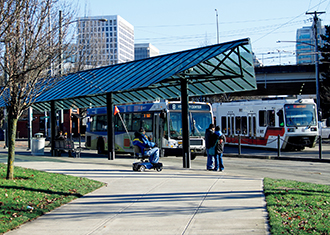 写真：MAX4路線とバス7路線が乗換え可能なローズクォータートランジットセンター駅