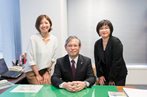 写真：新川本部長（中央）を囲んで，大橋さん（左）と上野さん