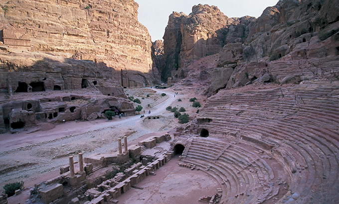 写真：岩をくり抜いてできたローマ式の野外劇場のようなもの