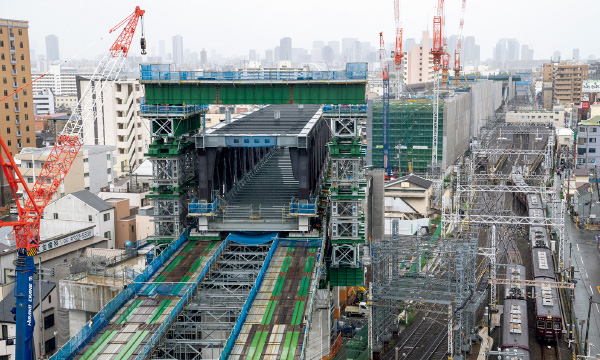 図版：架設前のトラス橋。写真奥が現在の淡路駅と高架駅の建設現場