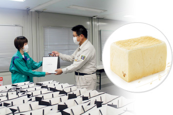 図版：柴田所長からラ・パンの食パンを一人ひとりに手渡し。なんと1人1.5斤