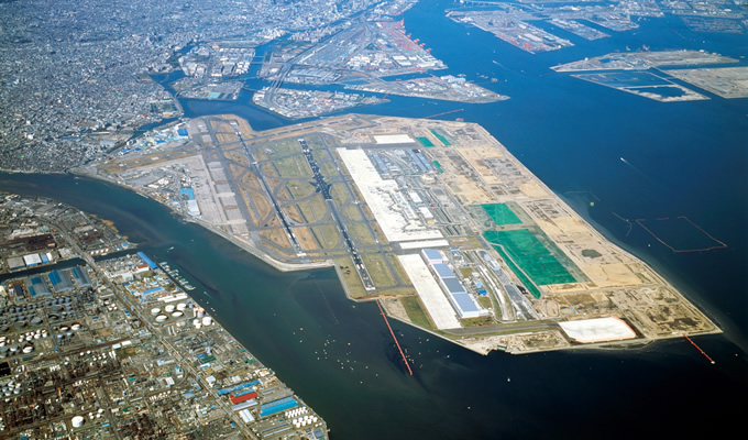 写真：国内航空路線網の要としての役割を担った羽田空港。経済発展とともに国内航空需要が増大し，1984年に沖合展開事業がスタートした。2000年，3本の滑走路をもつ羽田空港が完成した