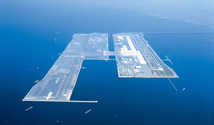 写真：関西国際空港は, 大阪湾泉州沖5kmの地点に人工島を造成し建設された。 海上に浮かぶ空港島と陸地との間は約3.7kmの連絡橋で一直線に結ばれている。隣接して2期造成が行われた