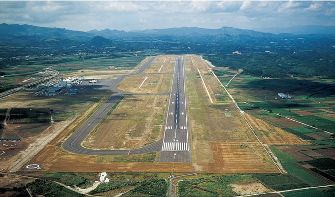 写真：航空機の大型・高速化は，地方空港の整備も促した。1972年に完成した新鹿児島空港は，鹿児島市の北東約30km，霧島市のシラス台地に設けられた。現在は3,000m滑走路を持つ