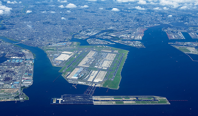 写真：今年10月に供用開始となる羽田空港D滑走路（手前）。多摩川の流れを妨げないように桟橋と埋立てを組み合わせたハイブリッド構造を採用した（提供：国土交通省関東地方整備局東京空港整備事務所）