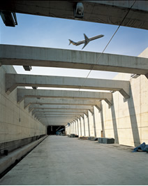 首都高速湾岸線羽田第2トンネルは，運用中の羽田空港旧B滑走路直下に建設する難工事だったの写真