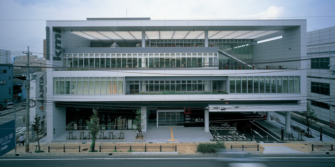 写真：東海道42番目の宿場町で，伊勢参りの一の鳥居を擁した桑名。図書館の外観モチーフも鳥居