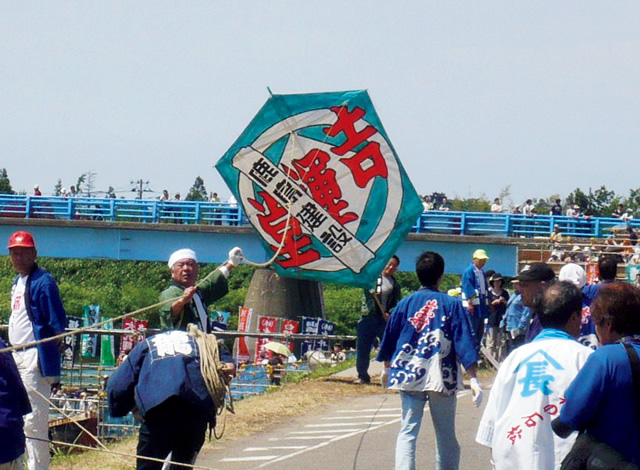 写真：越後白根の大凧合戦