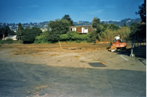 写真：農園以前の，アスファルト舗装された駐車場